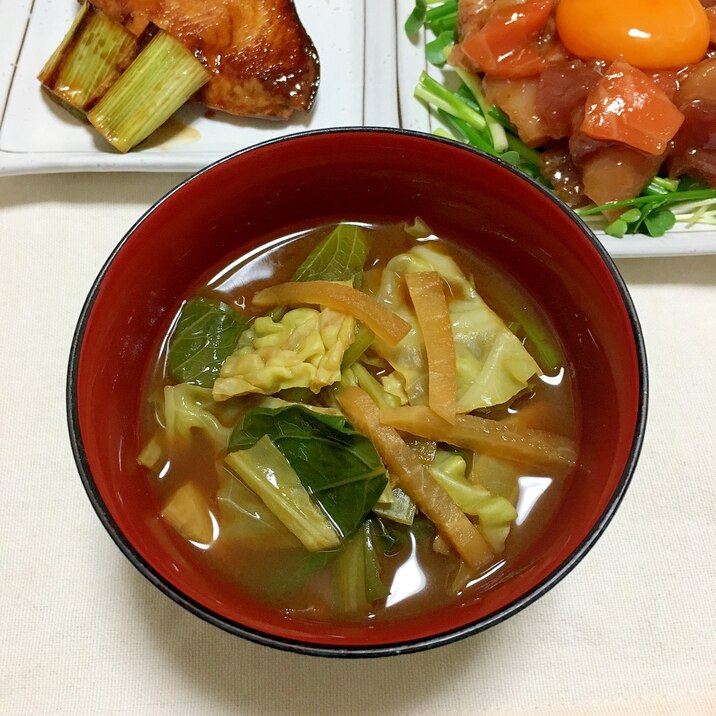 細切り大根と縮みキャベツと小松菜の赤だし味噌汁♡